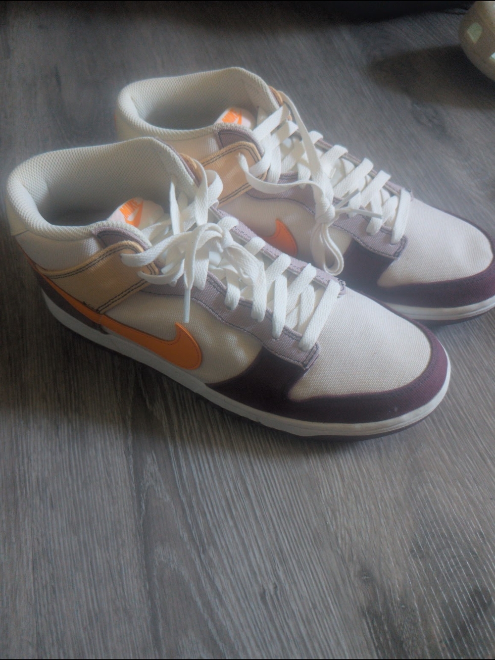 Nike Low-Top Sneakers in Cream, Brown & Orange